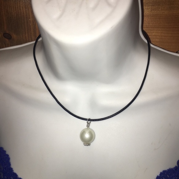 Faux pearl pendant on leather necklace & earrings - Picture 2 of 8
